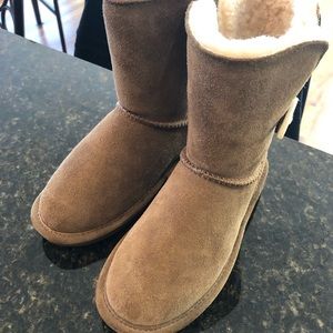 Never worn Bearpaw boots